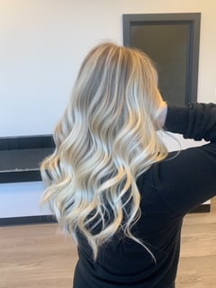 View Women's Hair, Hairstyles, Beachy Waves, Highlights, Foilayage, Blonde, Balayage, Hair Color - Bailey Cavett, West Fargo, ND