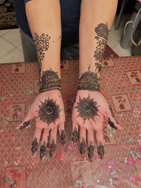 Image of  Cosmetic, Cosmetic Tattoos, Henna