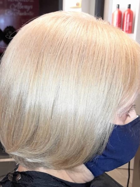 Image of  Women's Hair, Blonde, Hair Color, Short Chin Length, Hair Length, Bangs, Haircuts, Layered