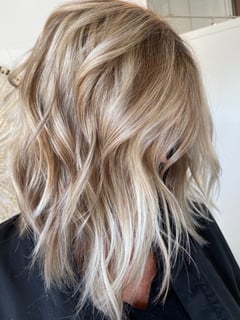 View Women's Hair, Blonde, Hair Color, Foilayage, Highlights, Shoulder Length, Hair Length, Haircuts, Blunt, Layered, Beachy Waves, Hairstyles - Tiffany Mae, San Diego, CA