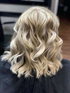 View Blonde, Hair Color, Women's Hair, Foilayage, Short Chin Length, Hair Length - Amy Harwood, Glasgow, KY