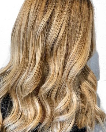Image of  Women's Hair, Hair Color, Blonde, Hair Length, Medium Length, Beachy Waves, Hairstyles