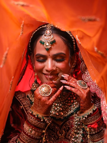 Image of  Makeup, Skin Tone, Red Lip, Fair, Olive, Light Brown, Dark Brown, Brown, Black Brown, Technique, Airbrush, Look, Daytime, Evening, Bridal, Glam Makeup, Colors, Brown, Orange, Gold, White, Halloween, Very Fair, Male Grooming, Special FX/Effects, Concealer Touch Up
