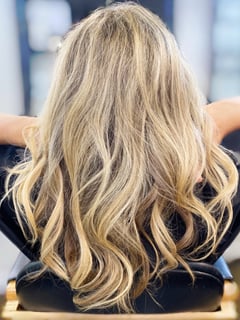 View Women's Hair, Blonde, Hair Color, Foilayage, Highlights, Medium Length, Hair Length, Long, Layered, Haircuts, Beachy Waves, Hairstyles - Ashley Tucker, Nashville, TN