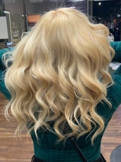View Highlights, Blonde, Hair Color, Women's Hair - Mea Harville, Woodland Hills, CA
